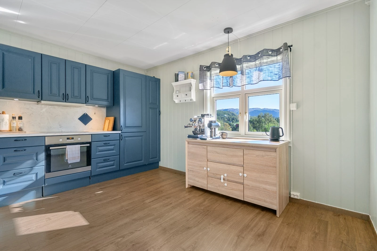 Kjøkkenet er romslig og har plass til skjenk eller et lite spisebord, alt etter behov og ønske! Galleribilde