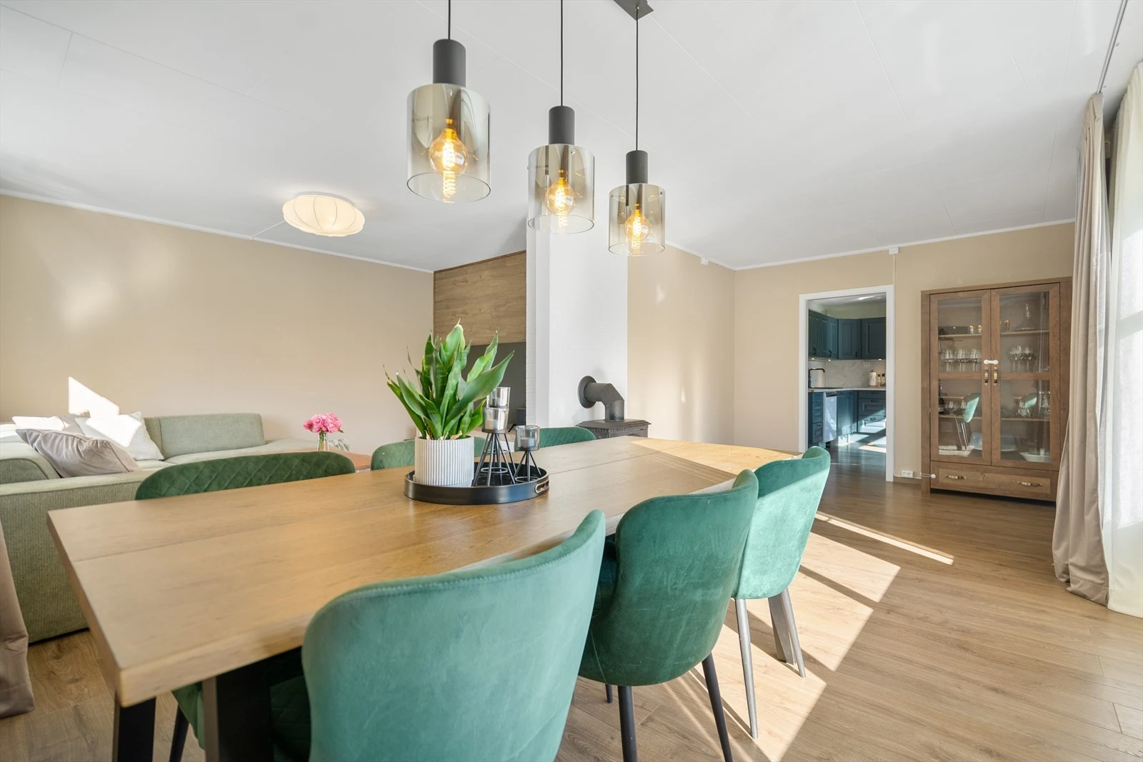 Naturlig overgang mellom kjøkken og spisestue - et sosialt samlingspunkt i hjemmet Galleribilde