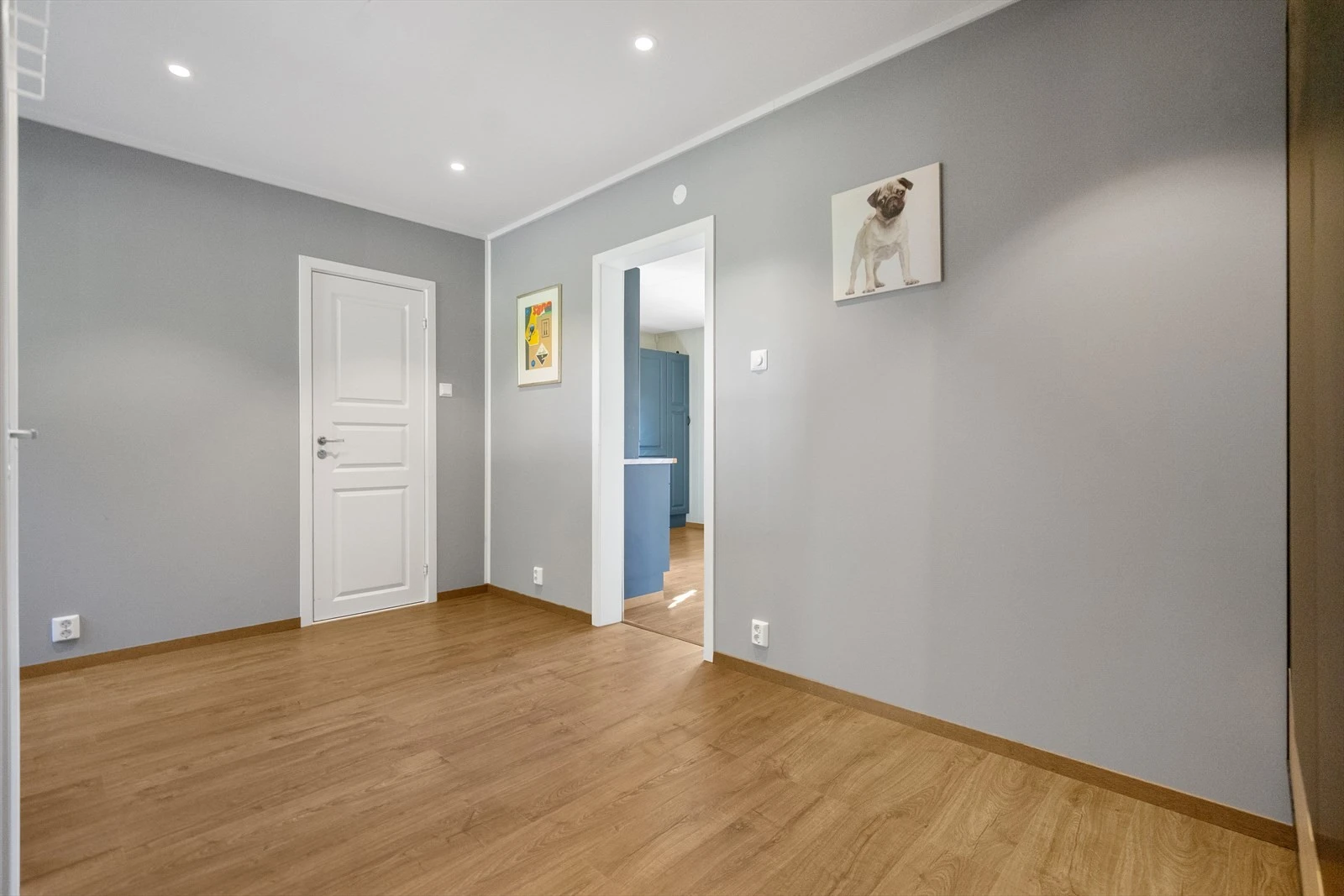 Åpen og luftig gang med gode møbleringsmuligheter - fra gang har du adkomst inn til kjøkkenet Galleribilde