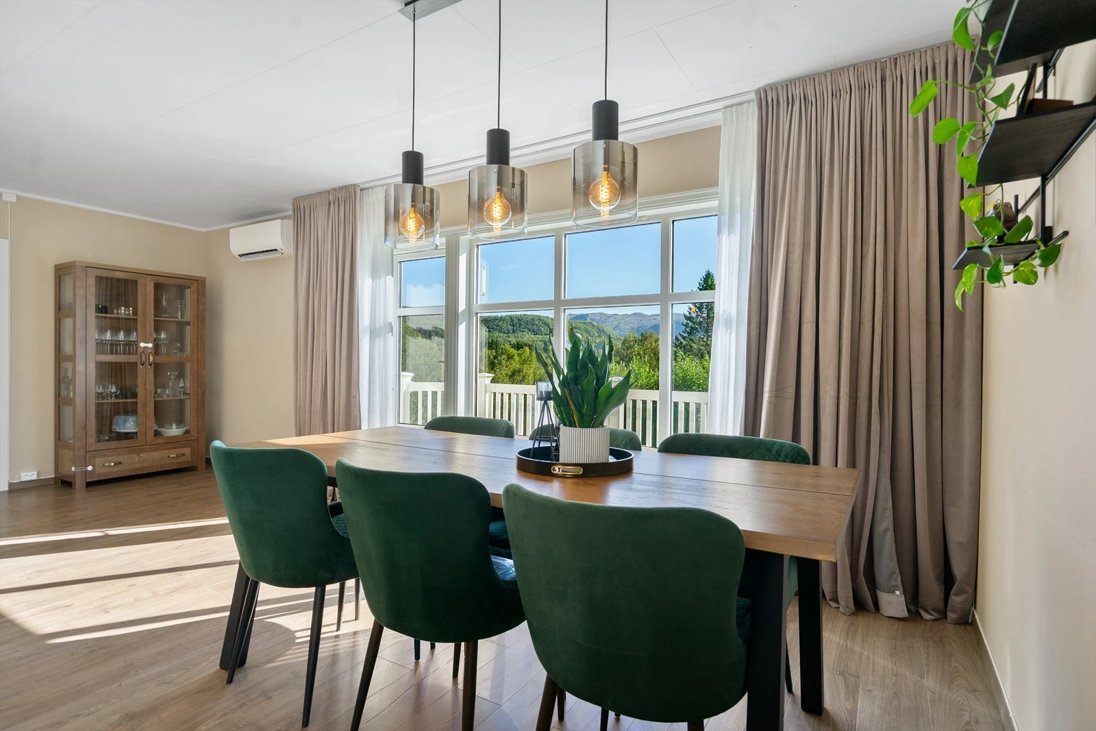 Moderne spisestue med stilrene detaljer og flott utsikt mot grønne omgivelser Galleribilde