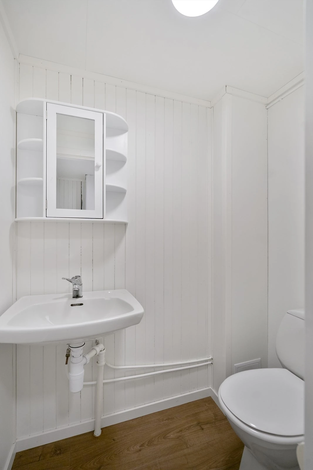 Toalettrom med servant og speilskap med hyller Galleribilde