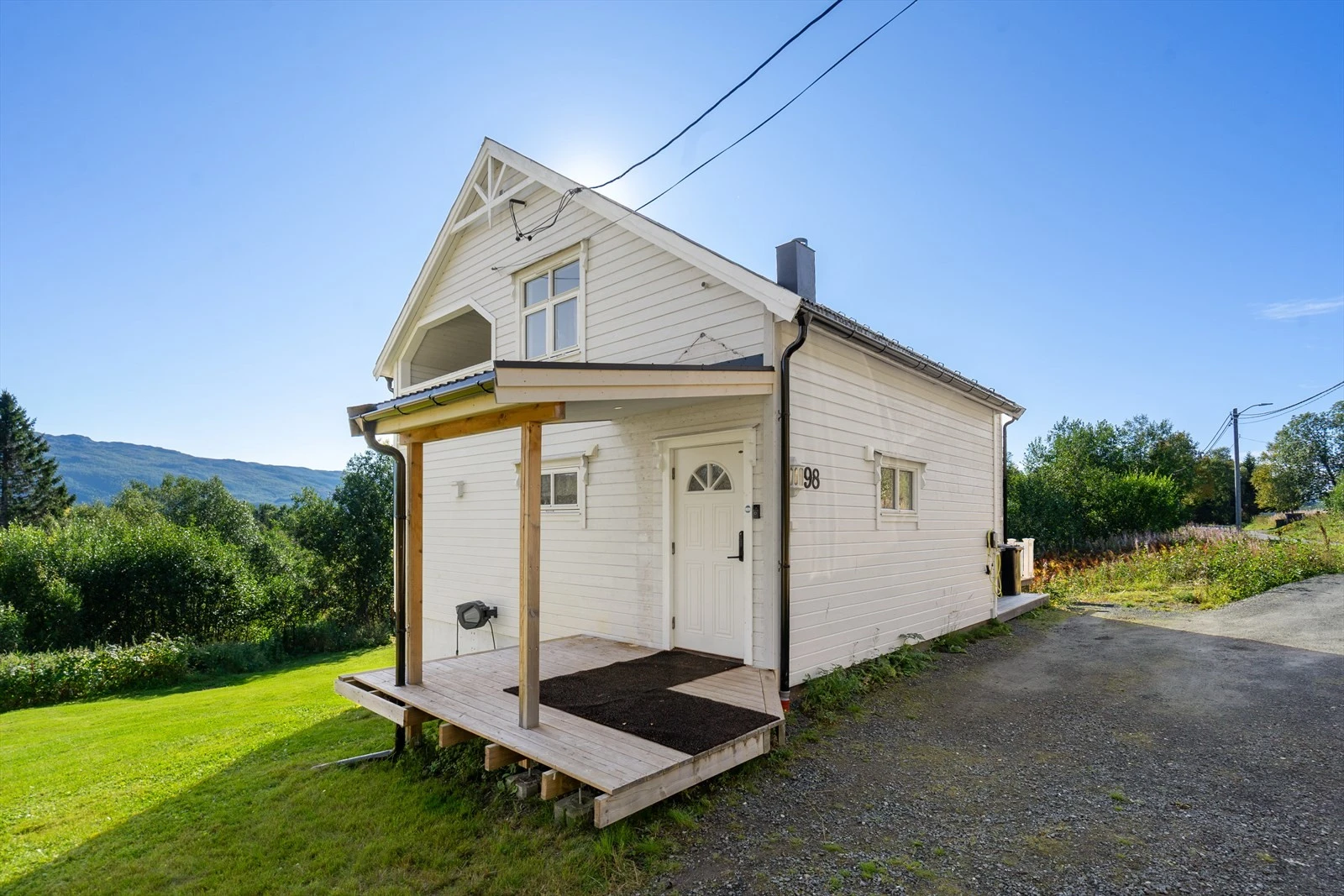 Praktisk inngangsparti med overbygg og gode parkeringsmuligheter rett utenfor døren Galleribilde