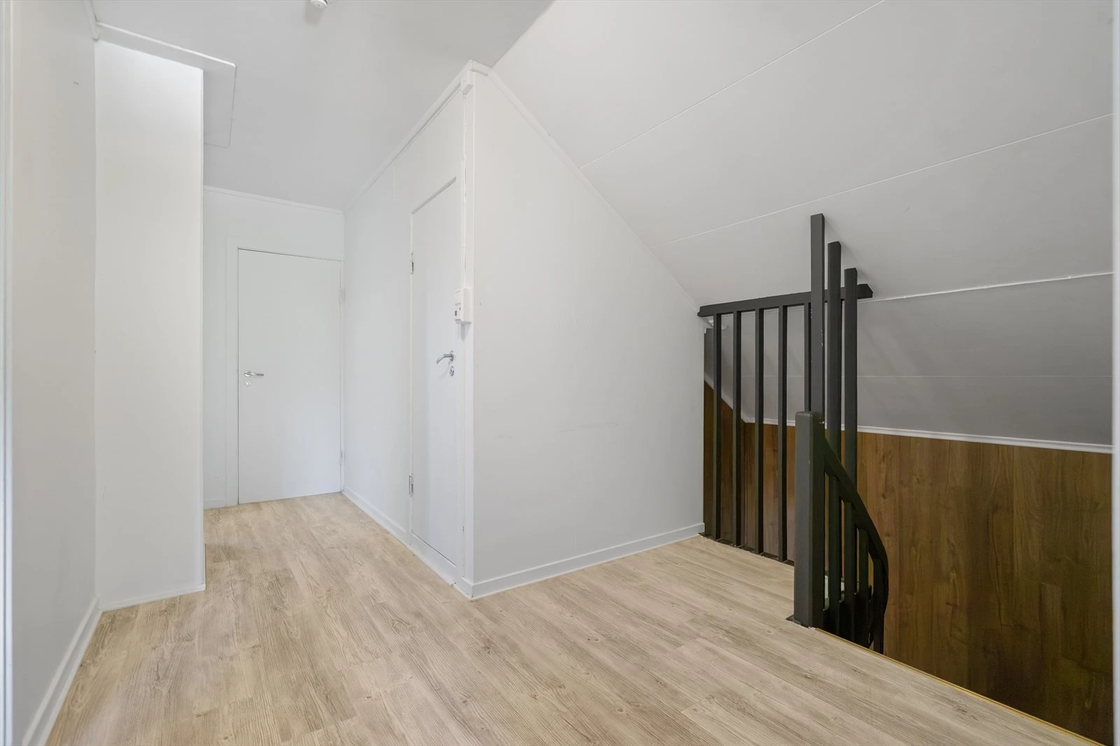 Praktisk trappeoppgang til boligens andre etasje med lyst preg og god romfølelse Galleribilde