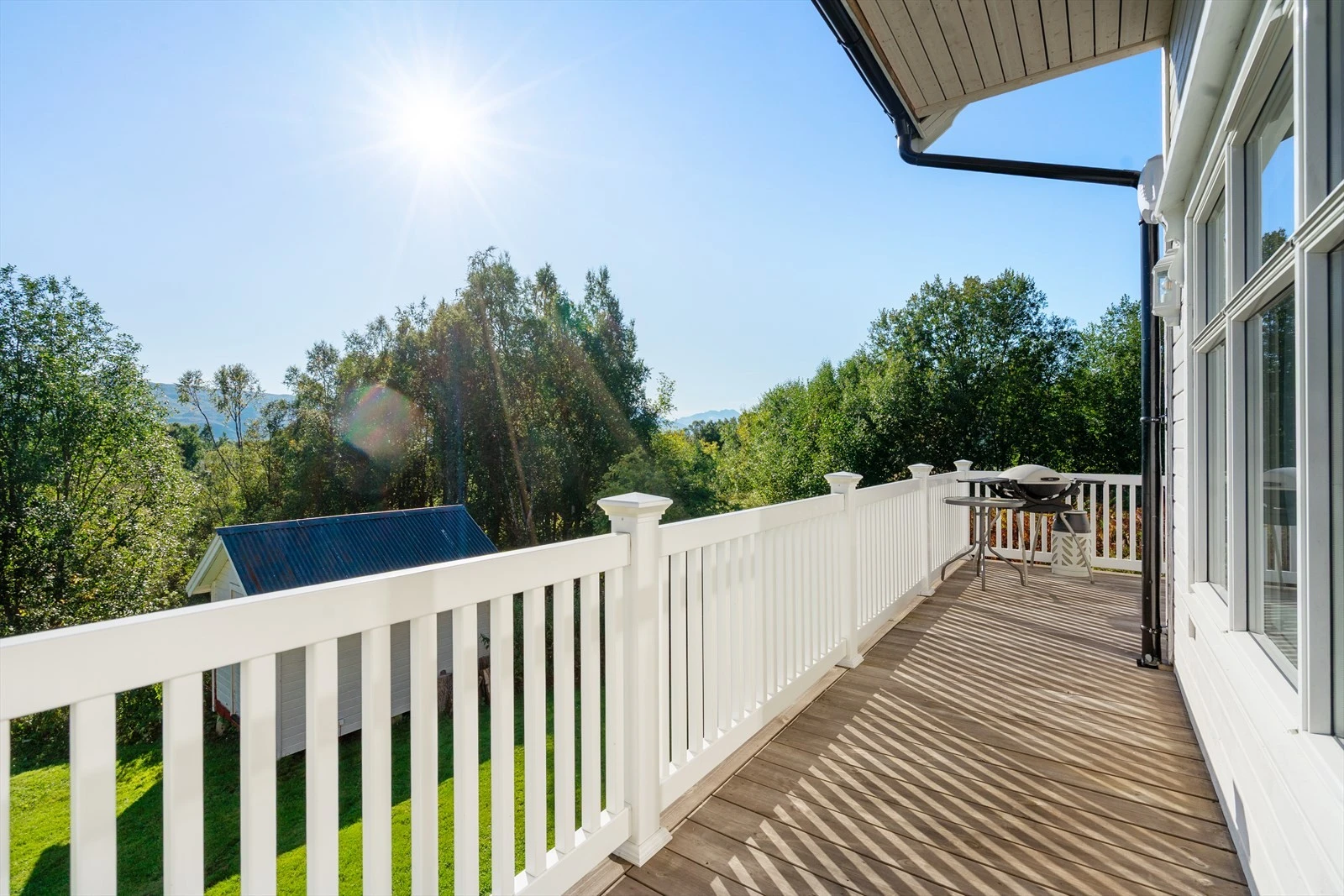 Terrassen vender mot grønne omgivelser og gir en luftig og privat atmosfære med herlig utsikt Galleribilde