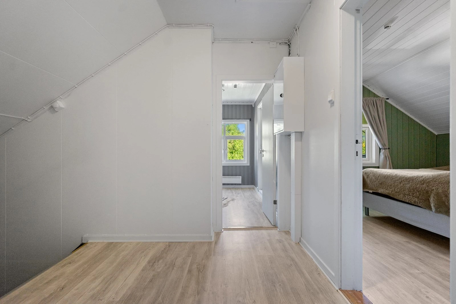 Lys og åpen gang med tilkomst til soverom og øvrige rom i etasjen Galleribilde