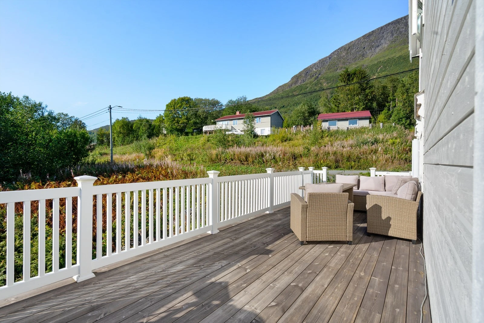 Romslig uteplass med plass til både lounge-møbler og grill, her kan du skape ditt eget utepradis Galleribilde