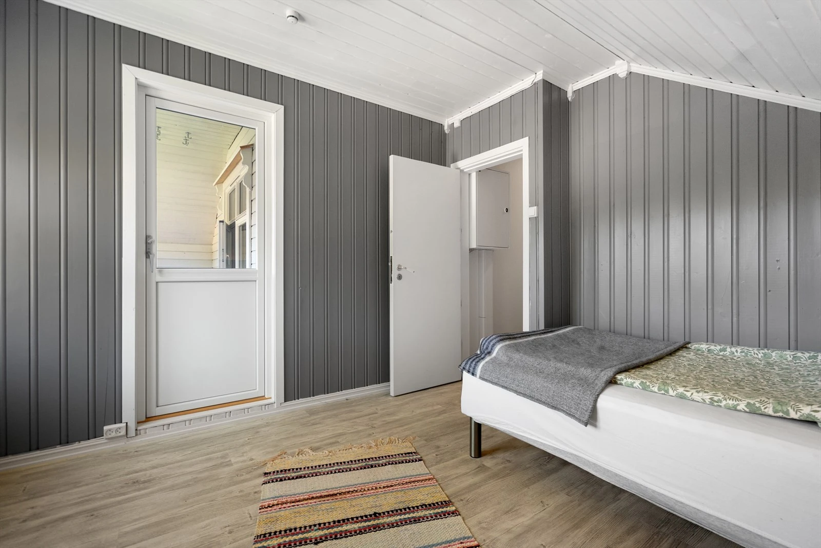 Fra soverommet har du utgang til overbygd veranda Galleribilde