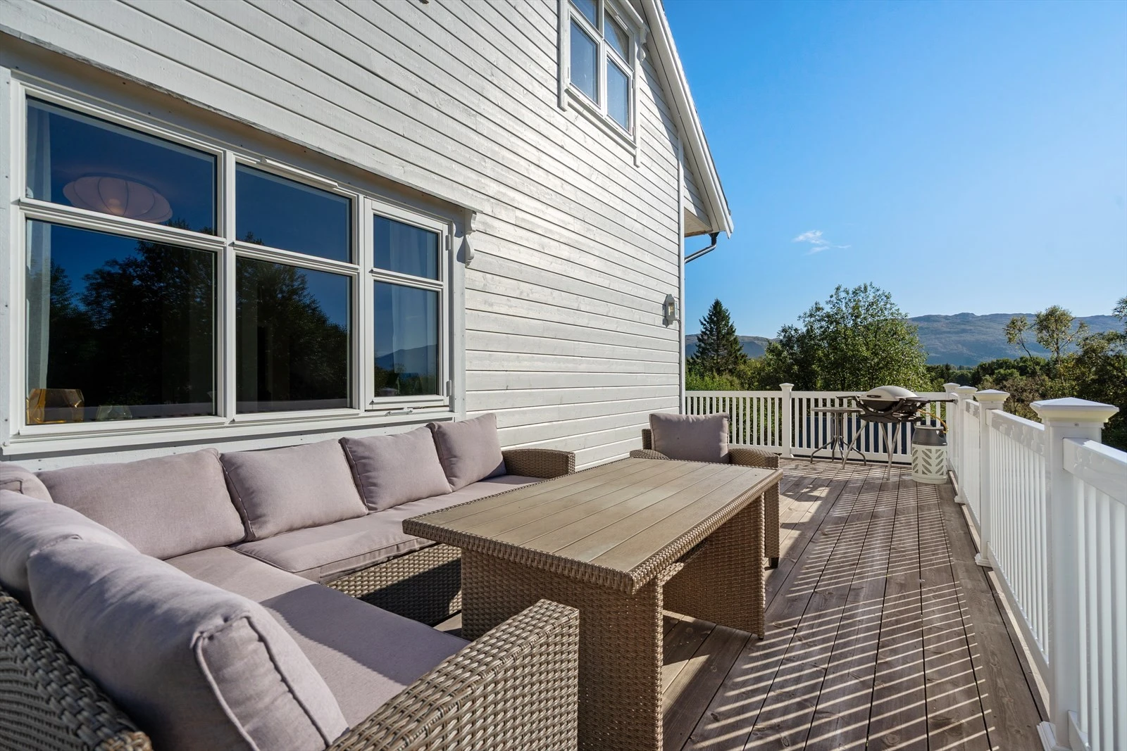 Stor terrasse med god plass til sittegruppe - et perfekt sted å samle familie og venner på solrike dager Galleribilde