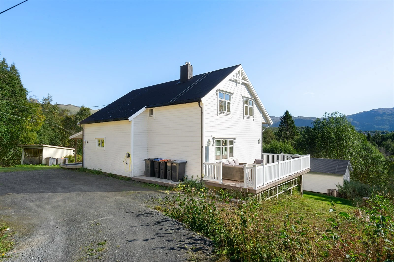 Her får du en innbydende enebolig med stor terrasse og gode solforhold, omgitt av landlige og rolige omgivelser Galleribilde