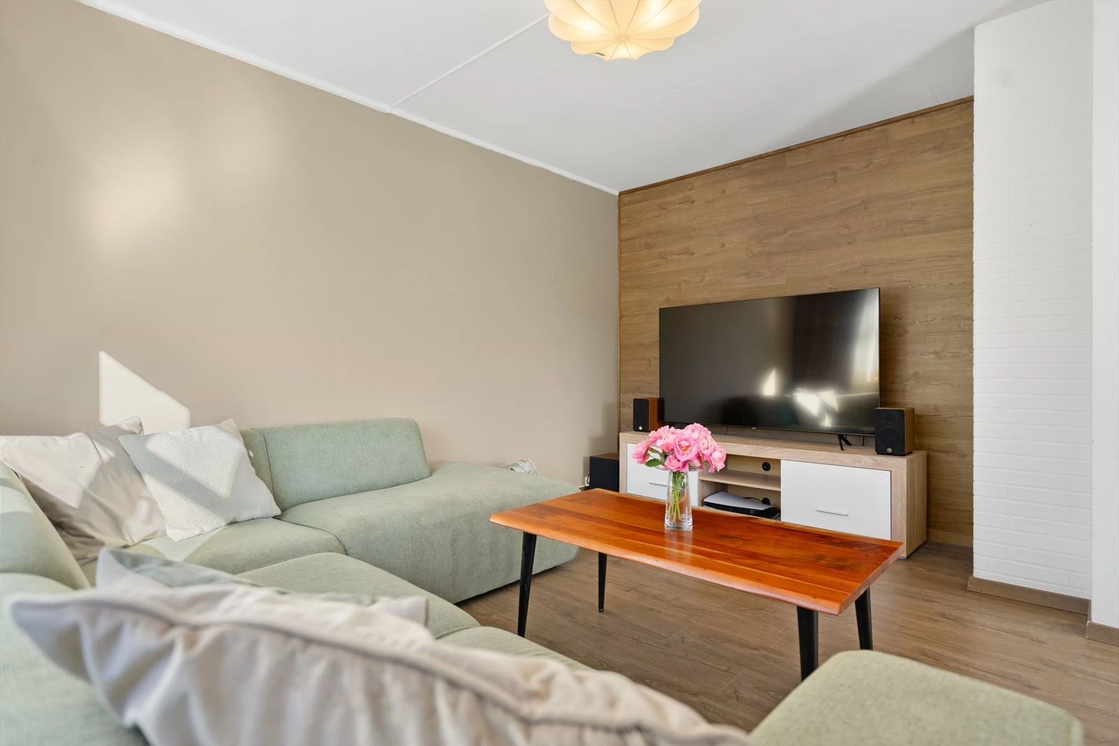 Praktisk TV-stue med god plass til underholdning og avslapning Galleribilde