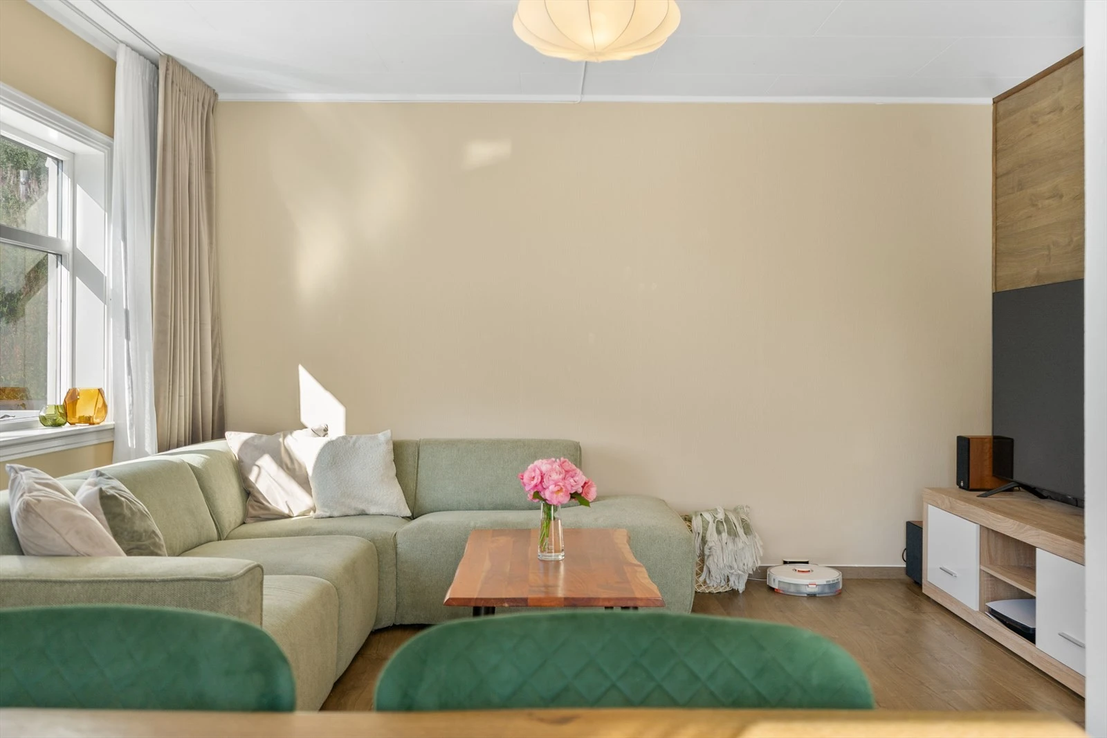 Koselig sofakrok med store vinduer som rammer inn utsikten - et perfekt sted å slappe av Galleribilde