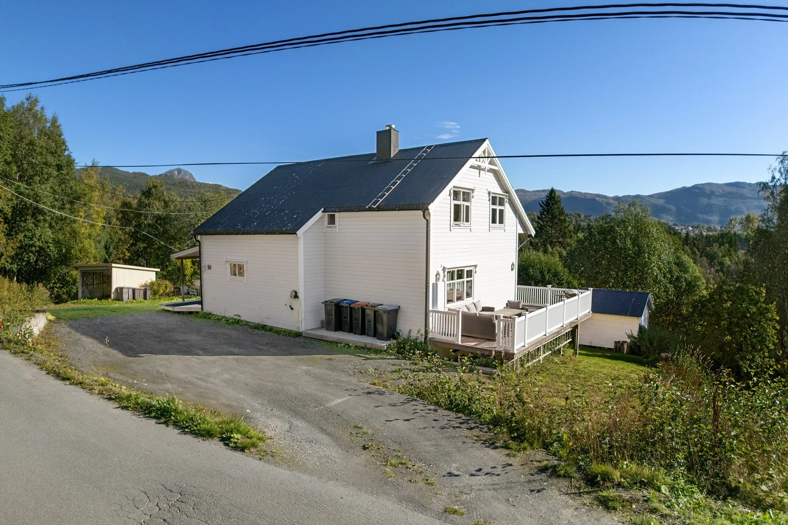 Boligen byr på gode parkeringsmuligheter, romslig terrasse og fire soverom - en familievennlig eiendom med mye potensial Galleribilde