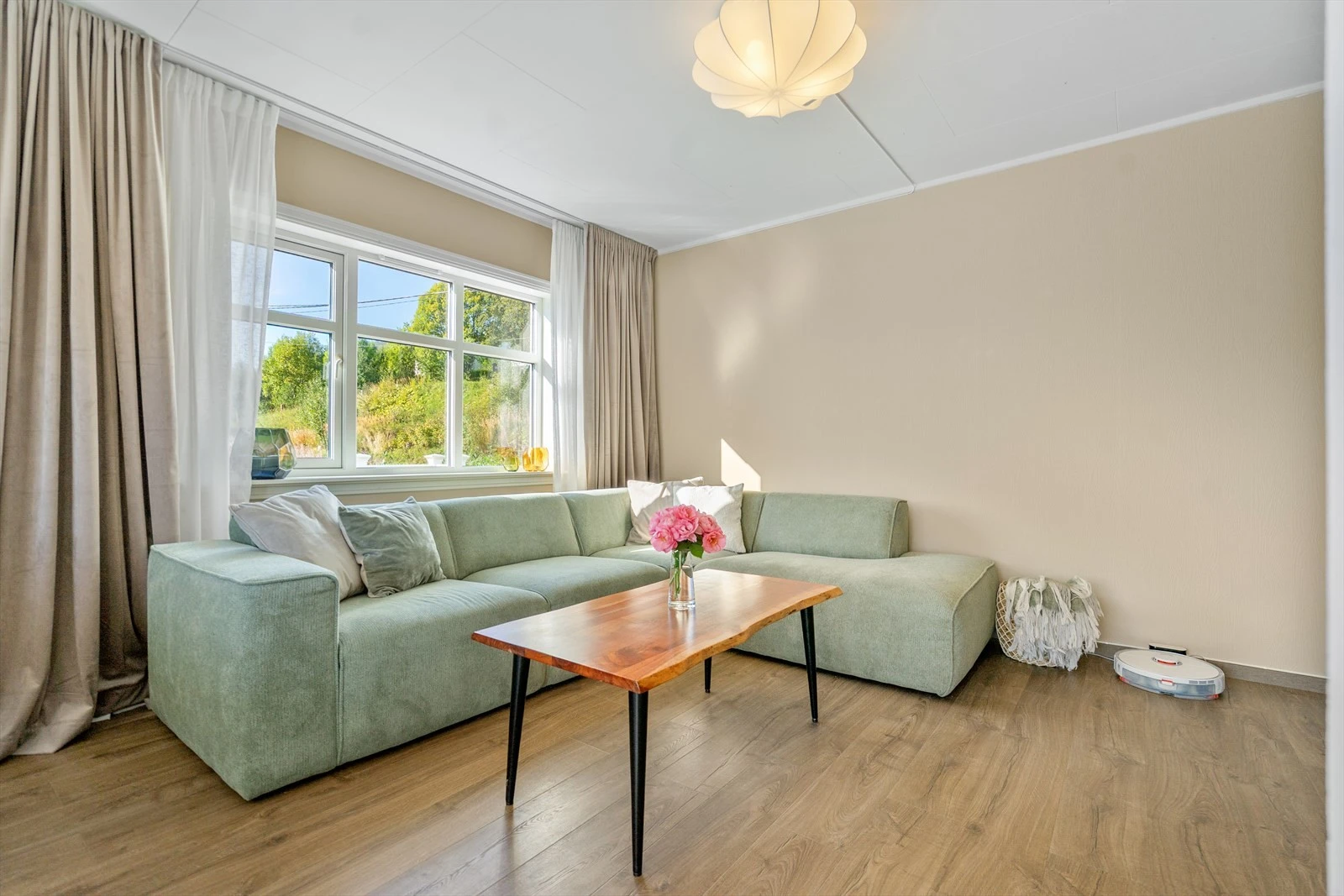 Lunt og lyst sofaområde som inviterer til ro og koselige stunder Galleribilde