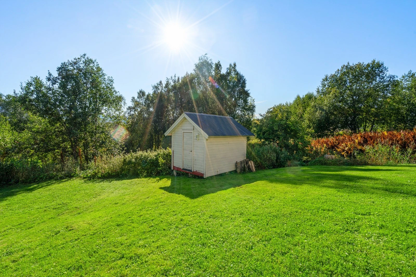 Eiendommen har et praktisk uthus med mange bruksområder - ideelt som bod eller til oppbevaring av hageutstyr og ved Galleribilde
