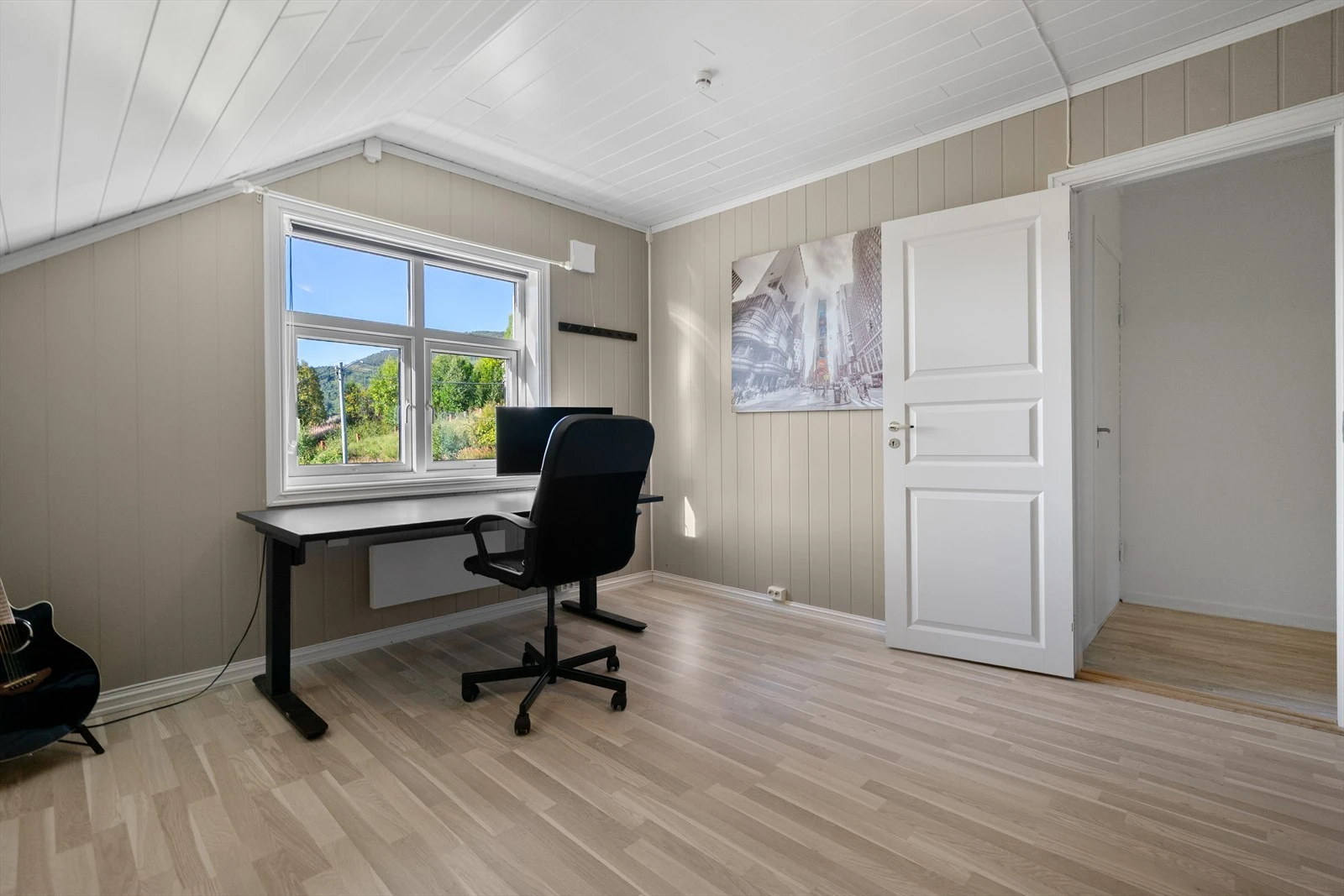 Soverom 3 - lyst og romslig soverom med store vindusflater som slipper inn rikelig med naturlig lys Galleribilde