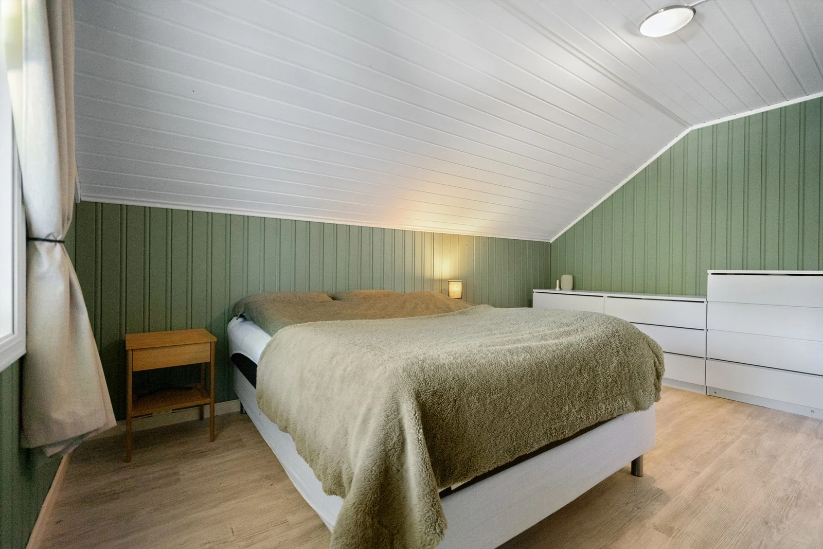 Et lunt og koselig rom med plass til dobbeltseng og oppbevaring - perfekt som hovedsoverom Galleribilde