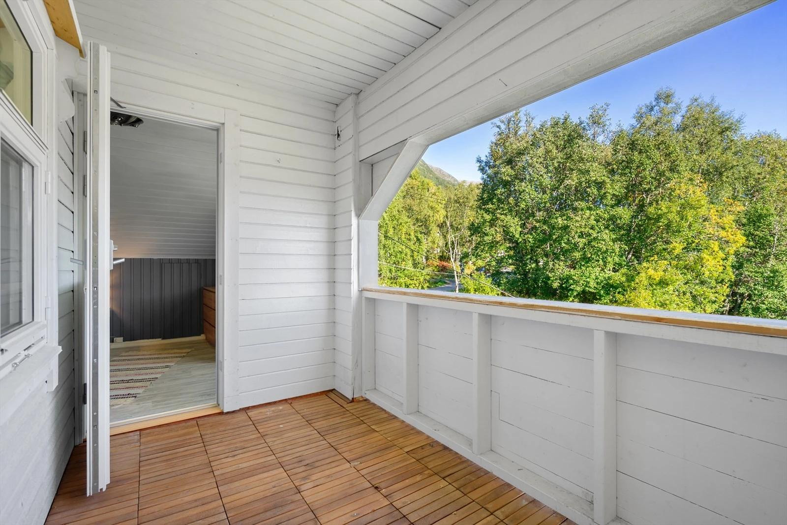 Utgang fra soverommet til en overbygd veranda - perfekt for å nyte frisk luft i rolige omgivelser Galleribilde