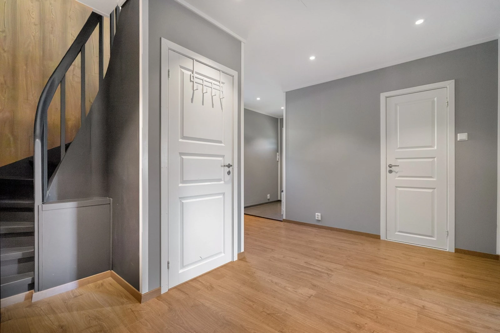 Gang med adkomst til de forskjellige rommene i 1.etasje og med trapp opp til 2.etasje Galleribilde