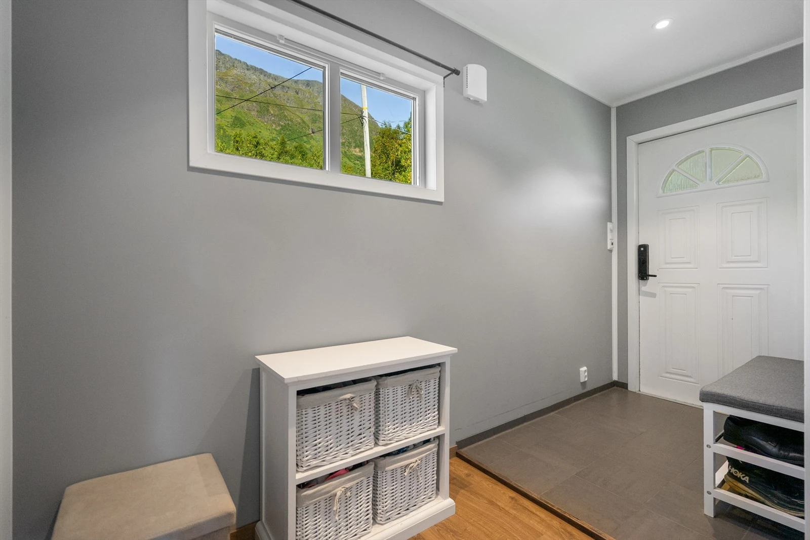 Hyggelig entré med plass til oppheng av yttertøy og sko Galleribilde