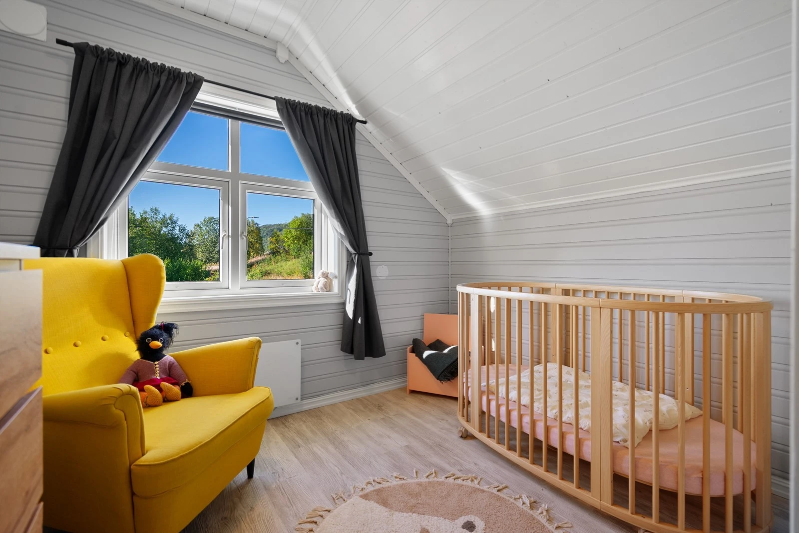 Soverom 4 - trivelig barnerom med god plass til seng, oppbevaring og lek Galleribilde