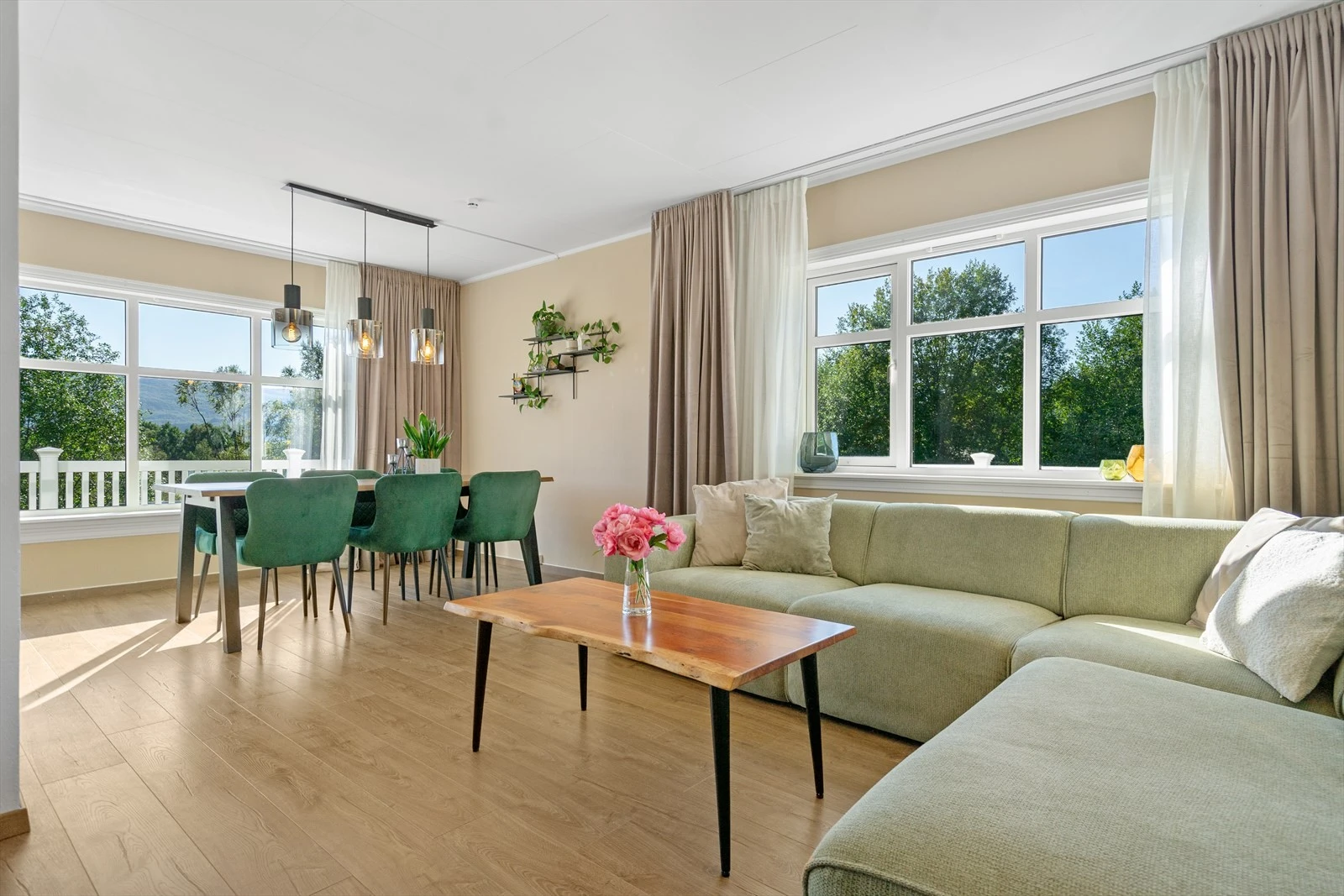 Lys og luftig stue med store vindusflater, lune fargetoner og plass til hele familien Galleribilde