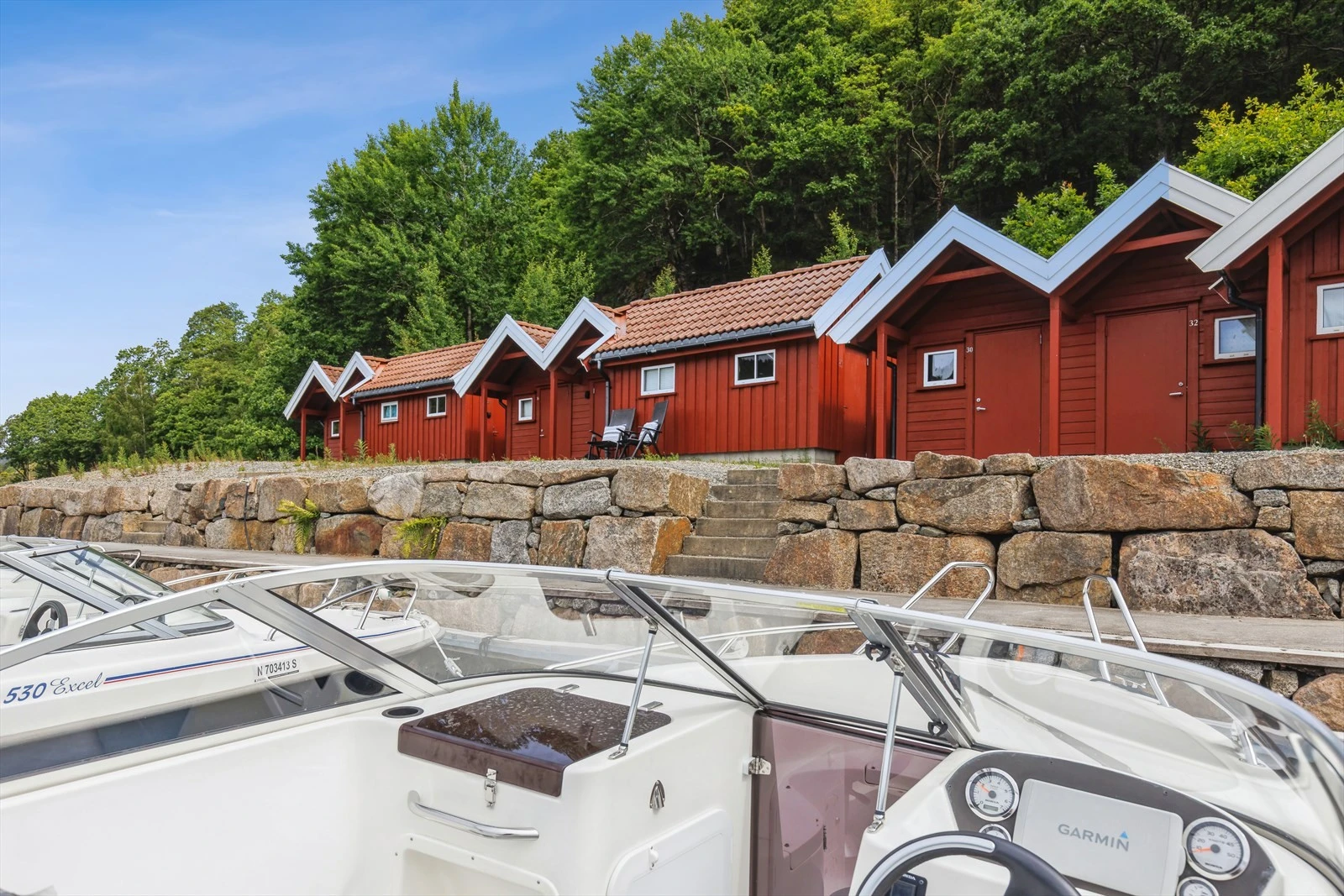 Båtplass med tilhørende sjøbod i felles anlegg. Galleribilde