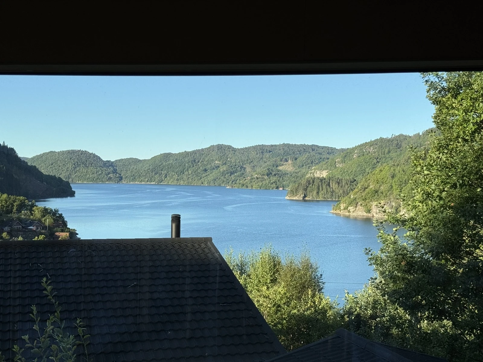 Fra hytta er det nydelig utsikt gjennom de mange vindusflatene i front. Galleribilde