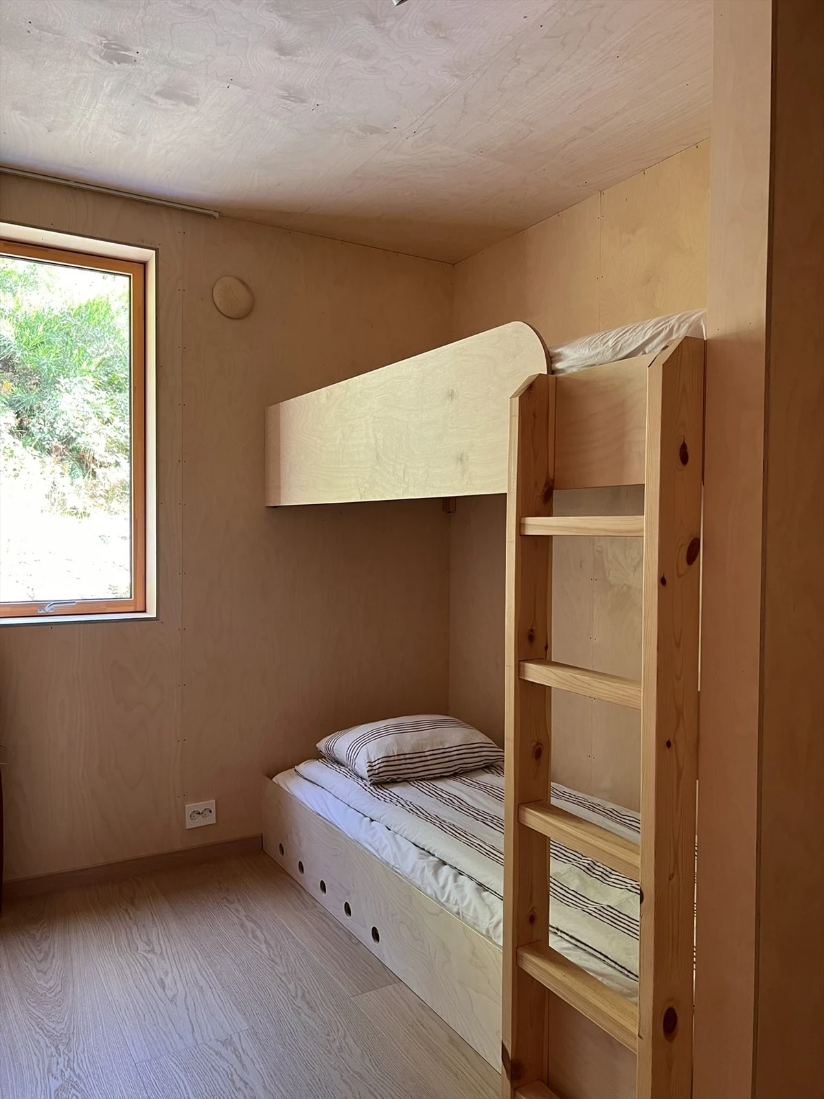 De plassbygde løsningene skaper et sømløst uttrykk. Galleribilde