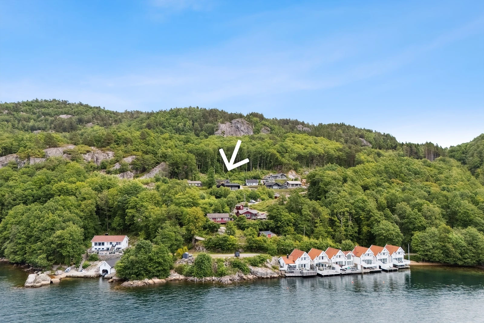 Hytta ligger i øvre del av feltet. Galleribilde