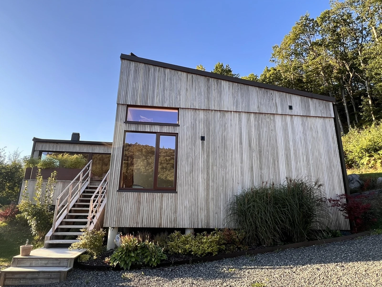 Rundt hytta er det plantet med flere fine stauder og busker. Galleribilde