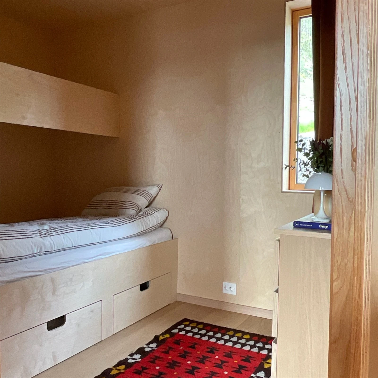 Det er totalt 3 soverom i hytta med plassbygde senger med oppbevaring. Galleribilde