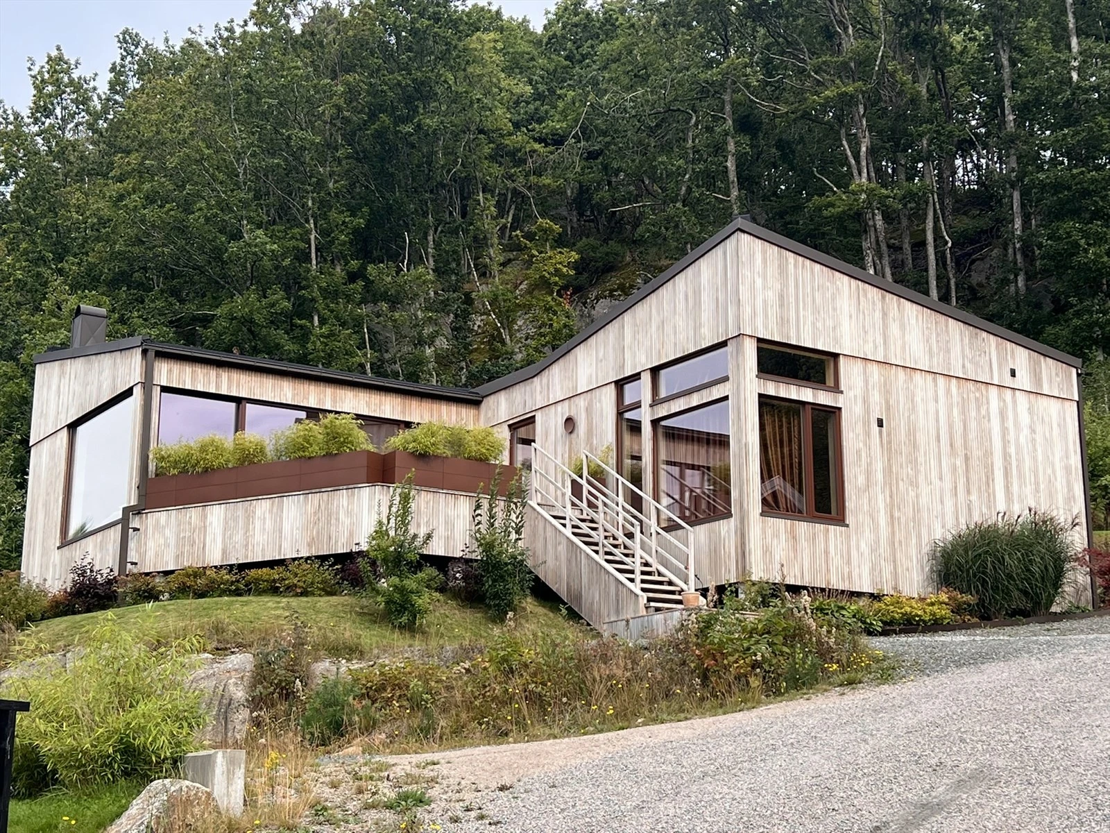 Hytta ble ferdigstilt i 2021 og har kebonykledning - en kledning som er bærekraftig og holdbar, og tilnærmet vedlikeholdsfritt. Galleribilde