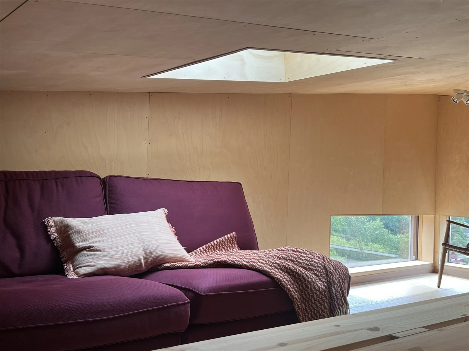 Lys gjennom takvindu. Galleribilde