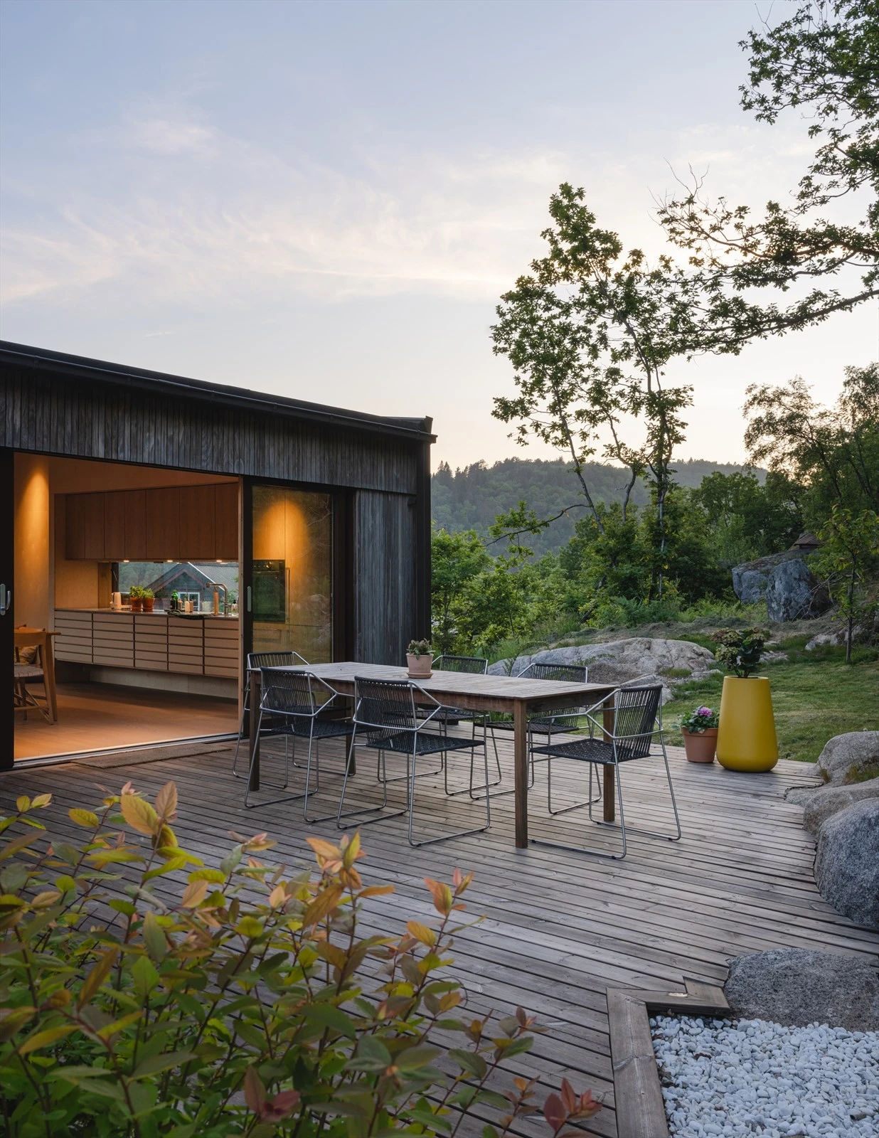 Her får du en harmonisk overgang mellom inne og ute. Nyt måltider på den solrike terrassen omgitt av vakker natur, med direkte tilgang til et flott kjøkken fra Multiform. Galleribilde