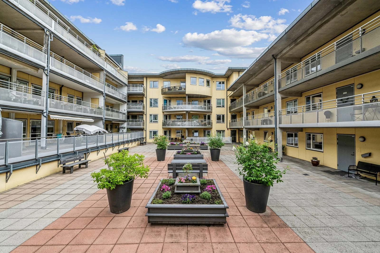 Fellesarealene pent opparbeidet med sittegrupper og beplantning.