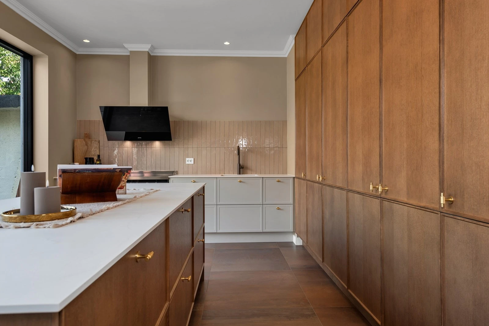 Toppmodell fra Strai kjøkken med rene linjer og varme toner, perfekt for både hverdagsmatlaging og sosiale sammenkomster. Galleribilde