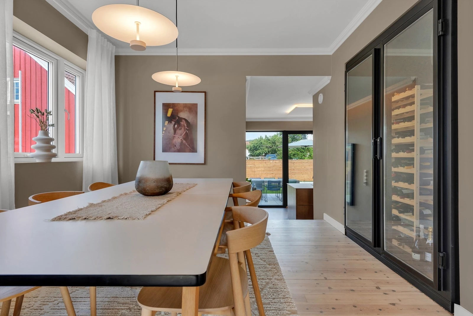 Spisetueløsning med eget vinrom Galleribilde