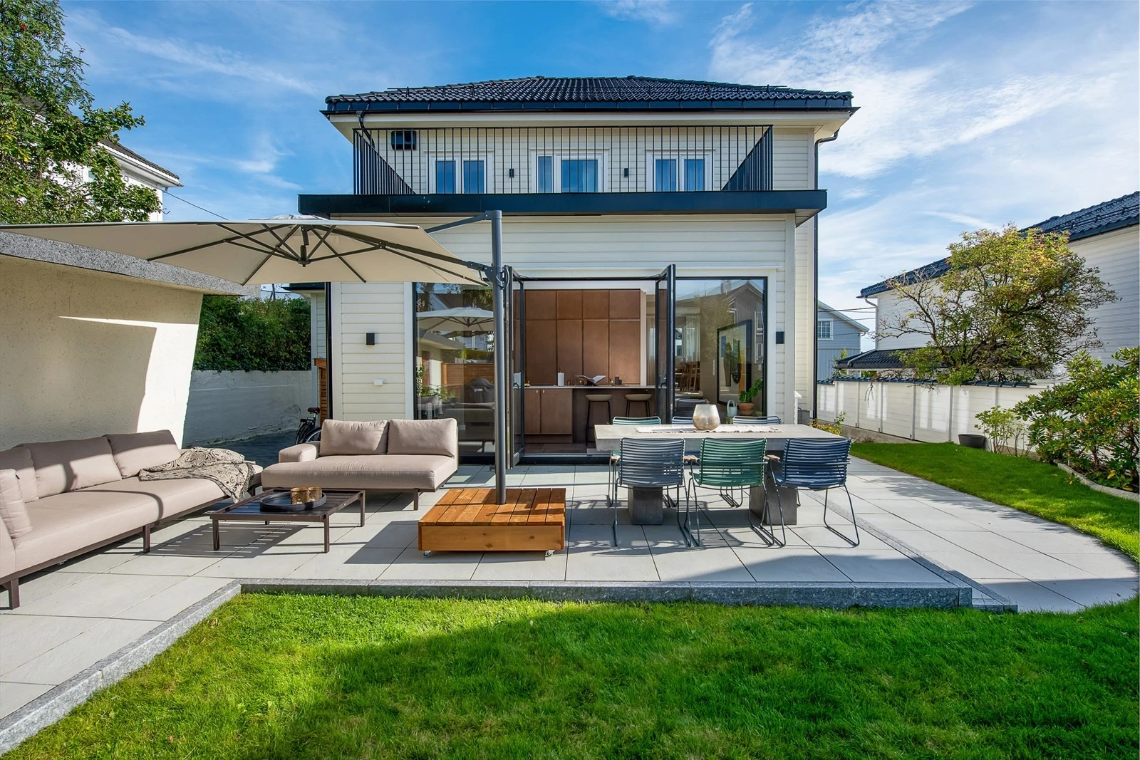 Rålekker enebolig med solrik uteplass, stilfullt møblert. Ideell for avslapning og sosiale sammenkomster. Attraktiv beliggenhet i rolig nabolag. Galleribilde