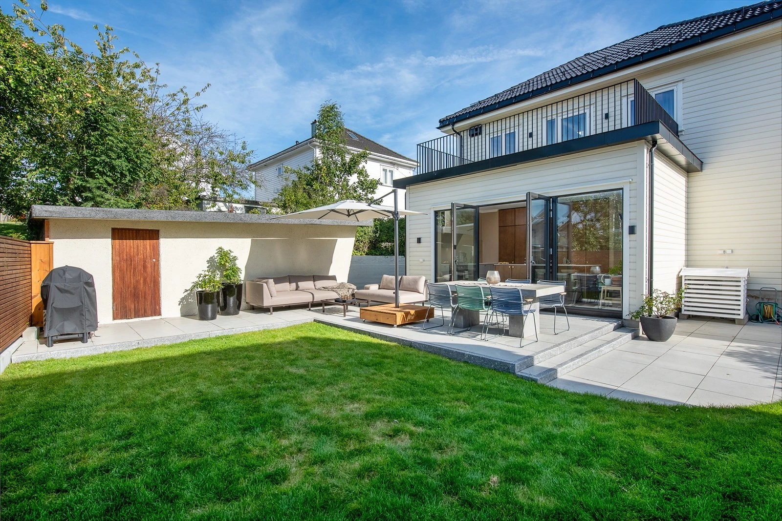 Kjøkkenet er hjerte av huset og en del av uteområde. Solrikt uteområde med terrasse, plen og sittegruppe. Perfekt for avslapning og sosiale sammenkomster i rolige omgivelser. Galleribilde