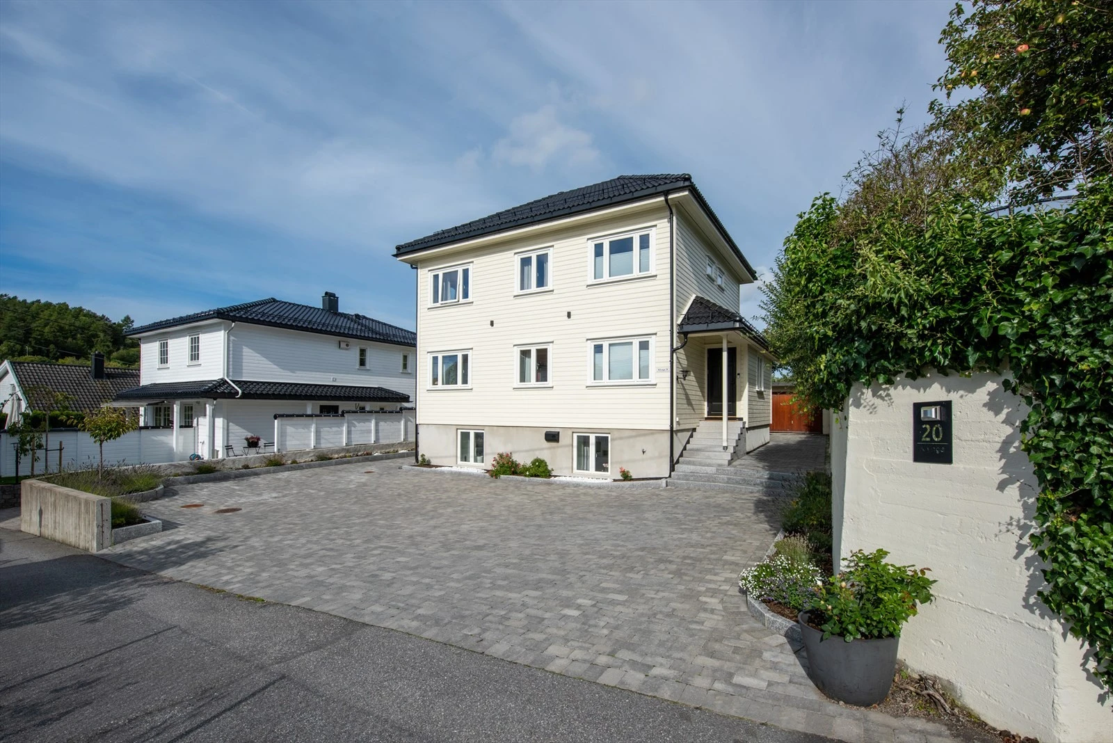 Romslig, herskapelig bolig med pent opparbeidet uteområde. Attraktiv beliggenhet i rolig nabolag, nær natur og fasiliteter. Klar for innflytting. Galleribilde