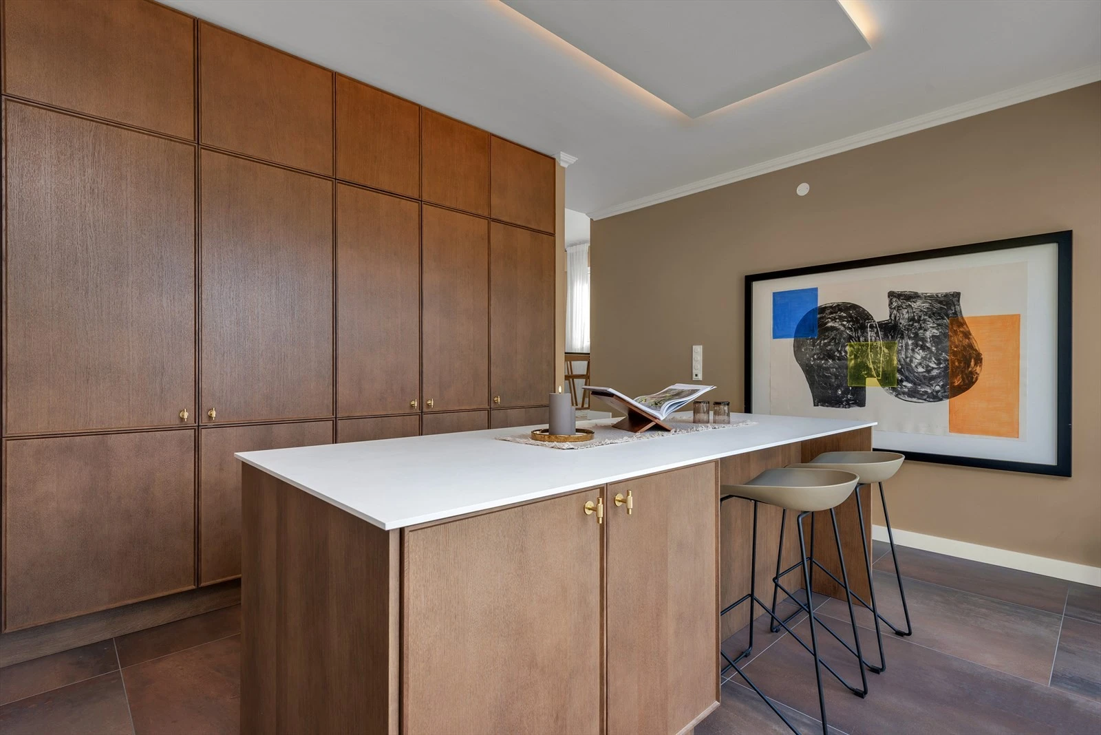 Moderne kjøkken med elegant design og romslige oppbevaringsmuligheter. Lys innredning og stilrent uttrykk skaper en innbydende atmosfære. Galleribilde