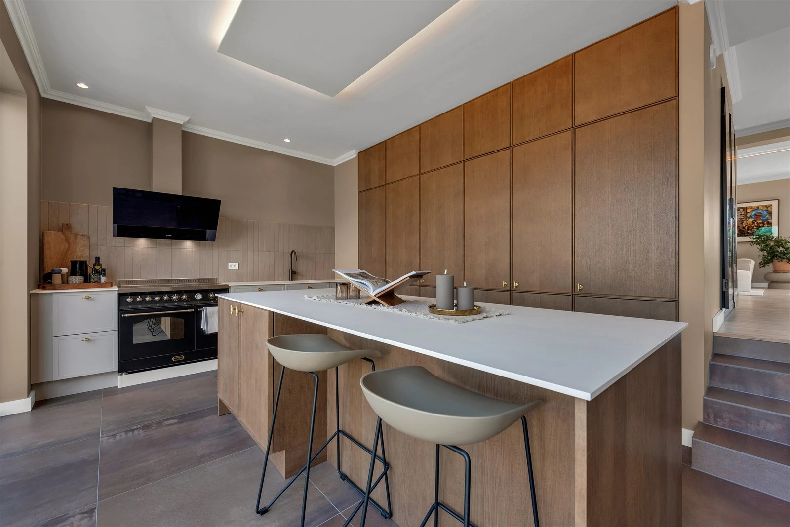 Moderne Strai toppmodell kjøkken med stilrent design og smarte løsninger. Perfekt for både hverdagsliv og selskap. Lyst og innbydende. Galleribilde