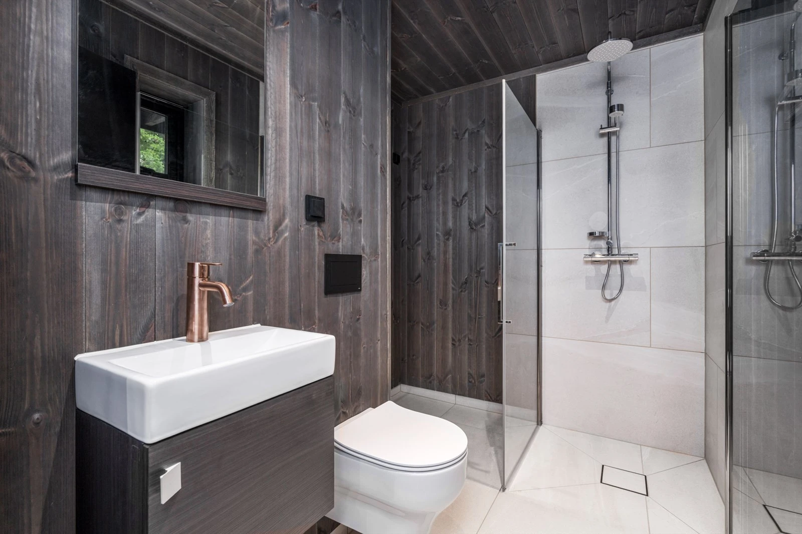 Bad 2 med plass for vaskemaskin og tørketrommel Galleribilde