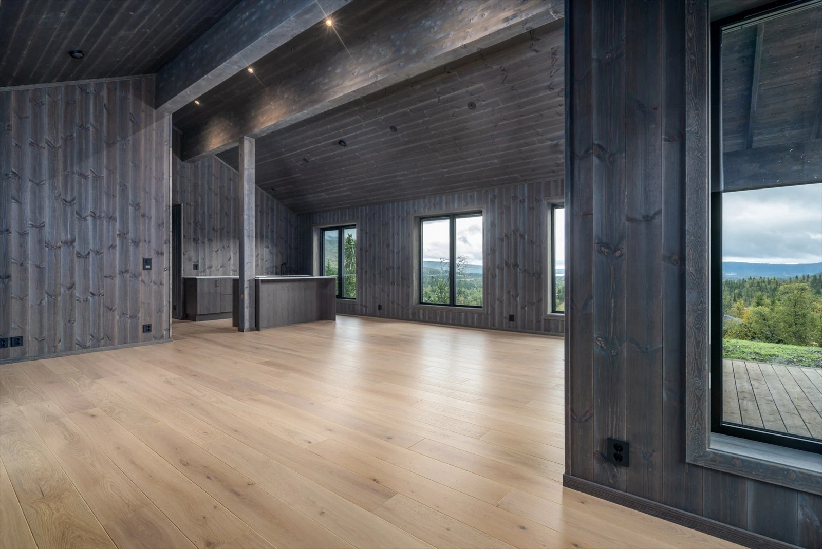 Stor stue og åpen løsning mot kjøkken. God plass for stort spisebord, barstoler ved kjøkken og flere sittesoner. Galleribilde