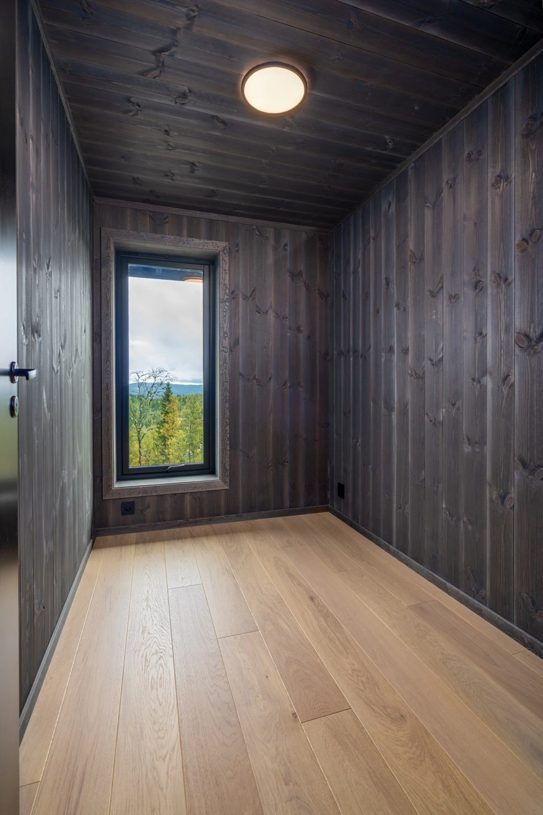 Soverom har høye vinduer og flott utsikt Galleribilde