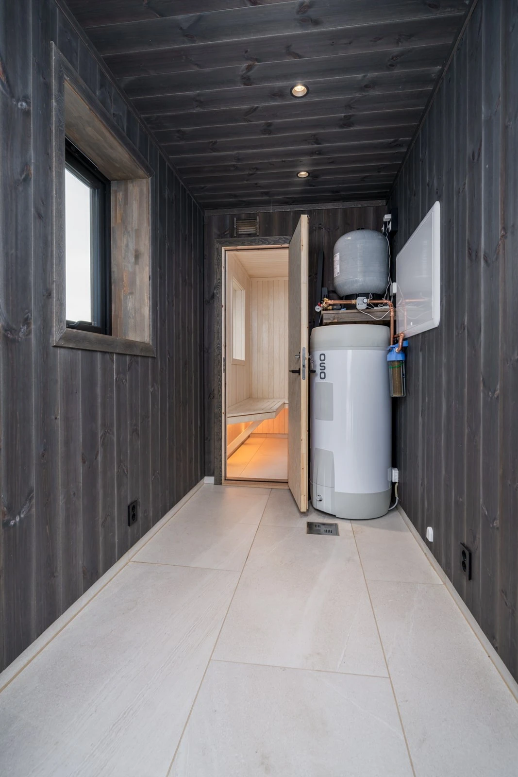 Tenknisk rom og bod. Her er det dør fra badstue for å kunne gå fra badstuen og ut for et snøbad elelr til et eventuelt utebad Galleribilde