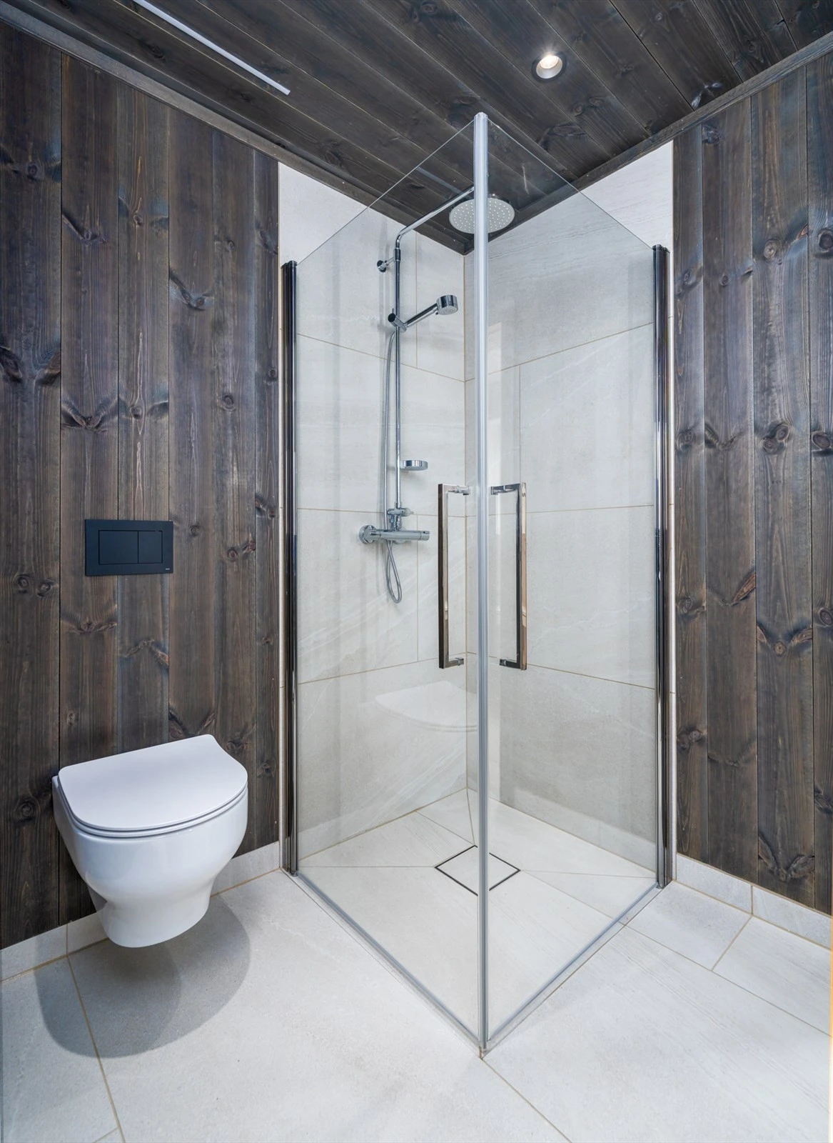 Vegghengt wc og flislagt dusjnisje. Galleribilde