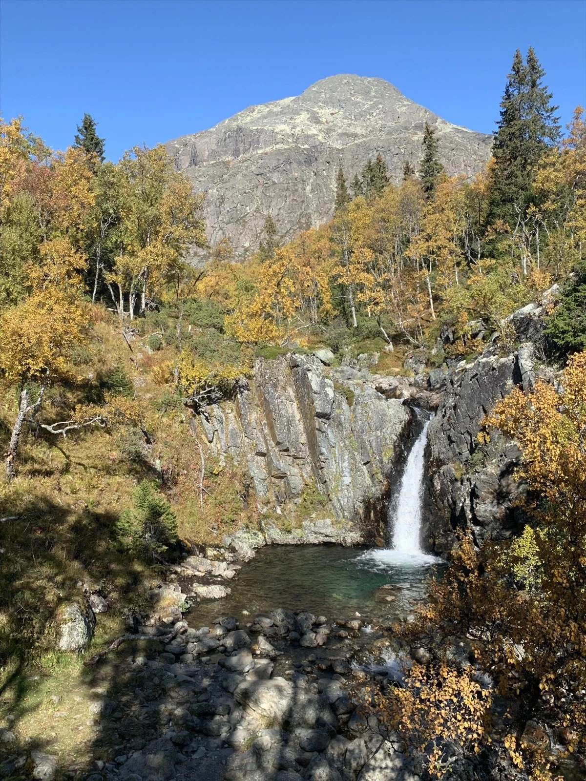 Fra hytta går det sti til ett av Hemsedals vakre fossefall som gjemmer seg mellom dal og fjell. Galleribilde