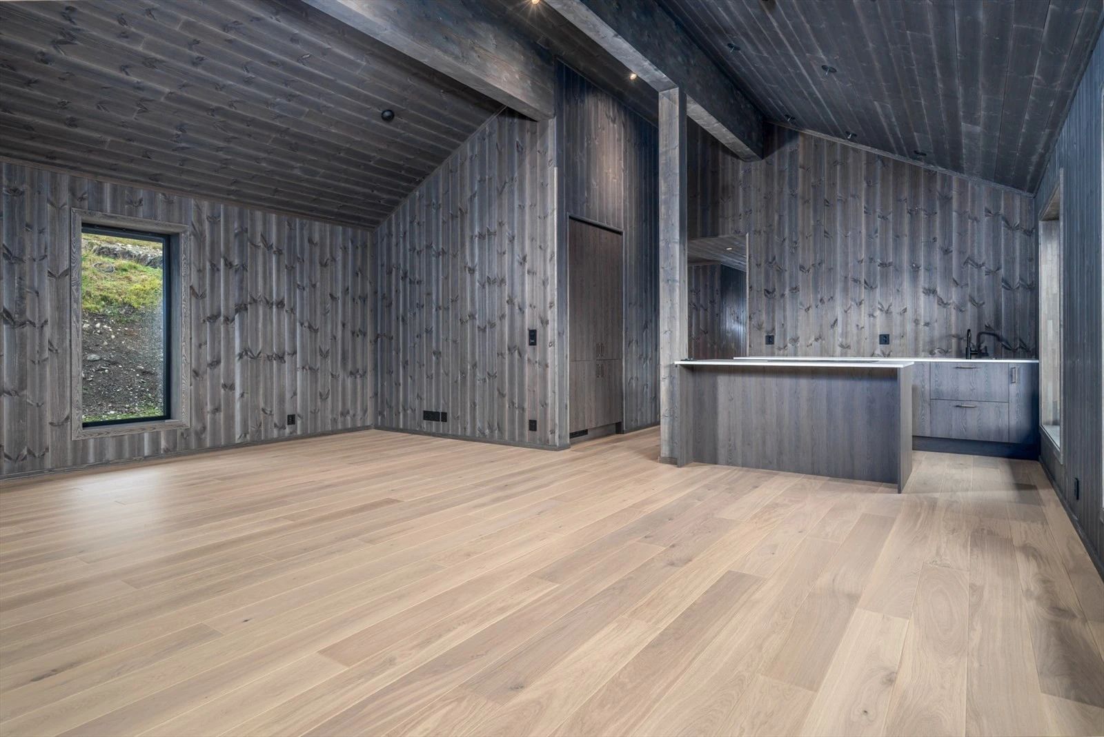 Stue mot kjøkken, Kjøkkenøy er laget med barløsning med plass til 3-4 barstoler Galleribilde