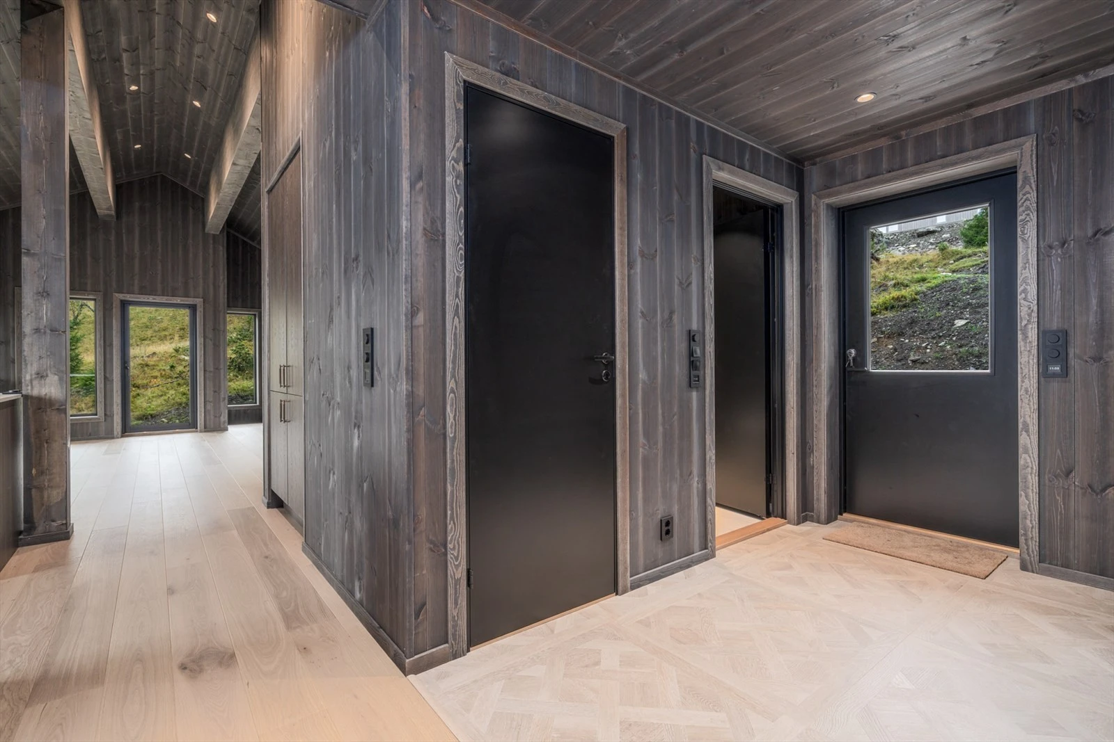 Hall og gang. Fra hallen er det adkomst til baderom og eget walk inn closet Galleribilde